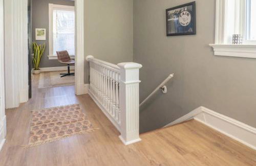 2BR with Workspaces & Deck ABODEbucks - Foto 4