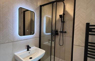 Modern 3 Bedroom house, short walk to train station and town centre, close to Manchester Airport and PLouise - Foto 6