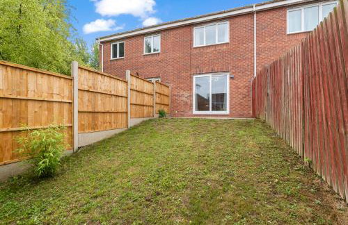 Charming House - Walking distance to Town Centre - Free Parking, Self-Check-In, Fast WiFi and Smart TV by Yoko Property - Photo 24