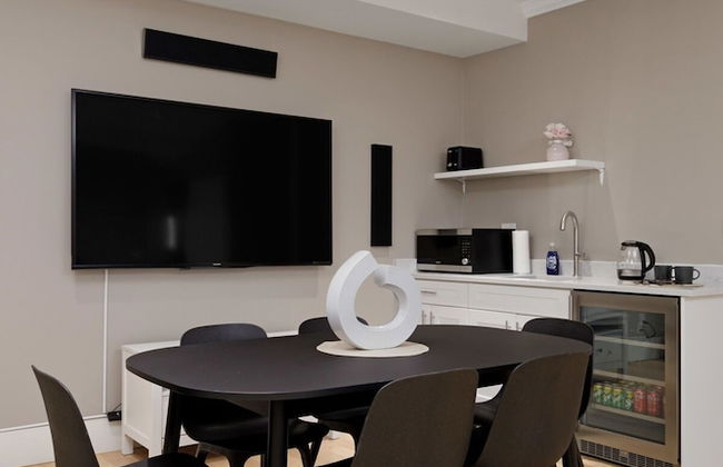 Stunning 3 Bedroom Secondary Suite N Van - Photo 18