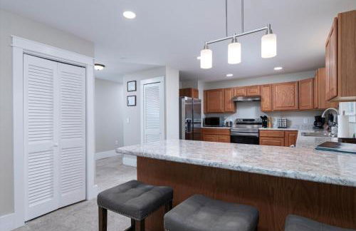 Updated Family-sized Home in Heart of Rutland, Near Slopes, EV Level 2, Hot Tub - Photo 12