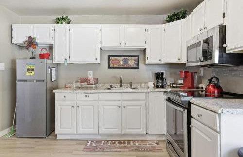 Next Stop! Comfort! 3 BR Near Amtrak Station! - Foto 39