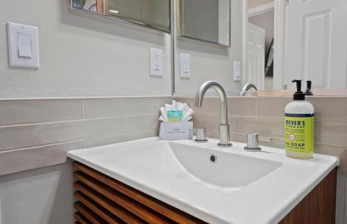 Relaxing 3BR Heated Pool & Hot Tub Retreat - Foto 37