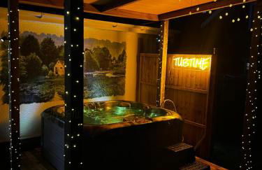 Big Group Bungalow, Sleeps 9, Perfect for Families - Photo 2