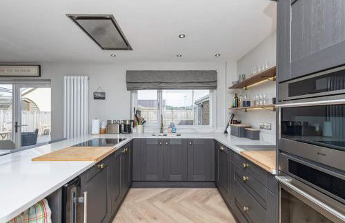 Family-Friendly Retreat between Beach & Mountains - Foto 9