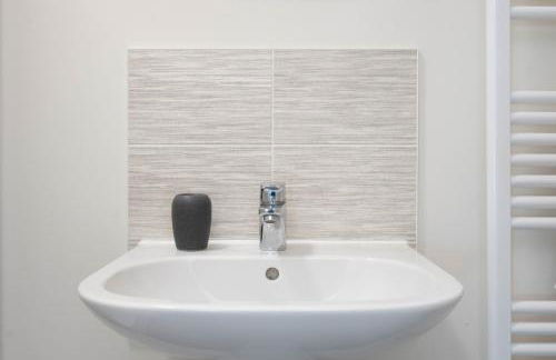 Beautiful and comfortable home away from home with free parking, fast wifi and white crisp hotel standard linen hosted by Our Home Short Stays - Photo 33