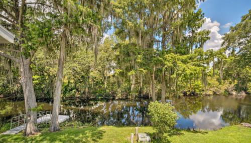 Old Florida Setting with Kayaks and Fishing Poles - Foto 1