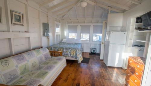 Cozy Beach Bungalow - Photo 3