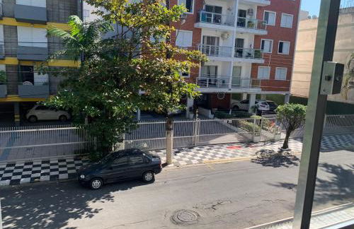 Apartamento Praia das Astúrias, 2 minutos de caminhada para praia, piscina, garagem demarcada, cama Queen - Foto 39
