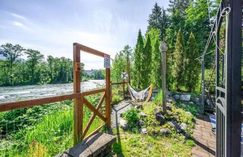 Riverfront Paradise w/ Hot Tub--Little River House - Foto 17