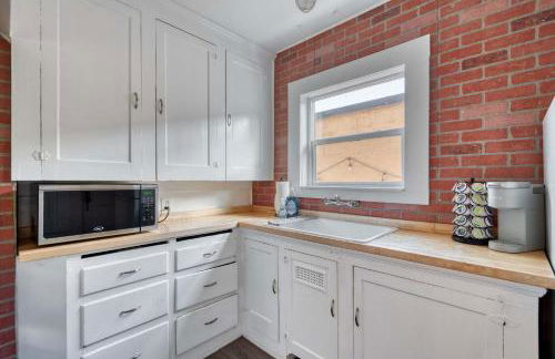 Stay Portland - Sedona Vibes in PDX- Walk to Local Shops & Coffee - Photo 19