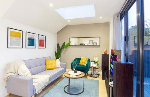 A beautiful Two Bedroom Flat with Garden & Parking - Photo 2