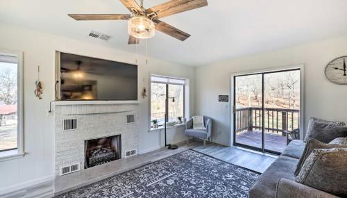 Lakefront Grove Cabin Shared Dock and Seasonal Pool - Foto 3