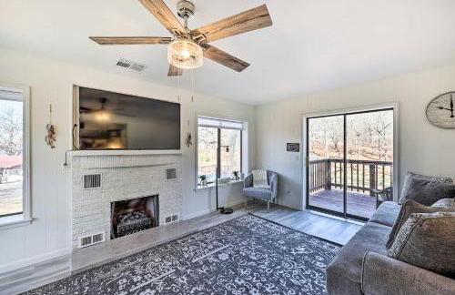 Lakefront Grove Cabin Shared Dock and Seasonal Pool - Foto 3