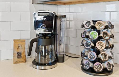 Modern 4BR 2BA Apt Steps to the Beach Open Living - Foto 10