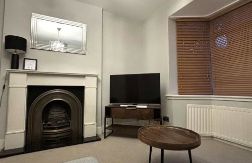 Large Home near Edgbaston Stadium, UOB & QE hospital sleeps 6 - Foto 5