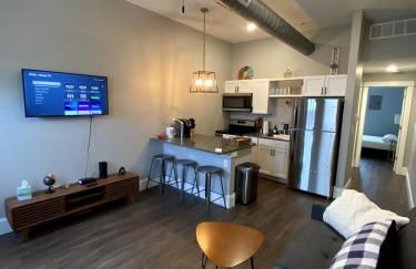 Luxury Condo Near Downtown - Pet Friendly - Foto 1