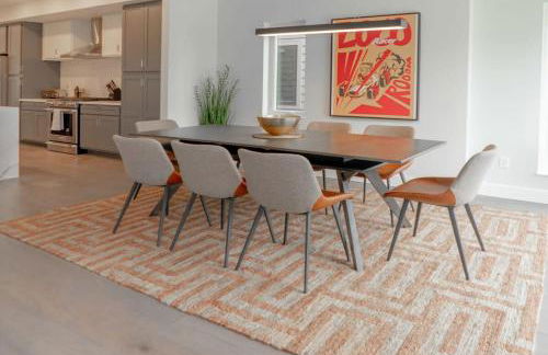 Beautiful Modern 3BR in the Grove ABODEbucks - Photo 3