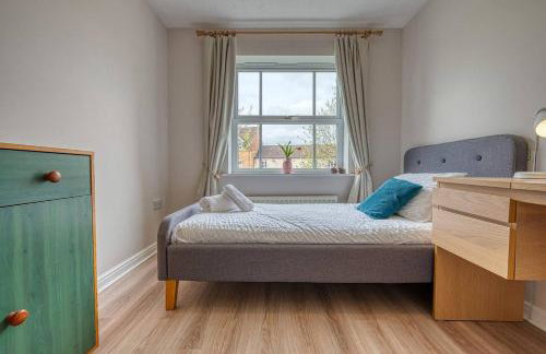 Solihull 2-Bed Flat with Parking-Ideal for Contractors, Business, Long Stays - Photo 18