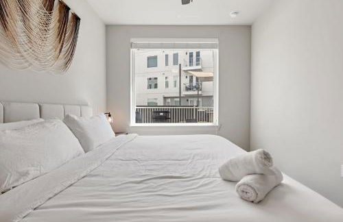 Poolside Luxury 1BR w Private Patio - Photo 20