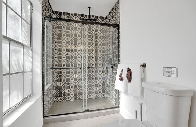 8BR Gem With Pool, Lake View & Tons of Amenities! - Foto 51