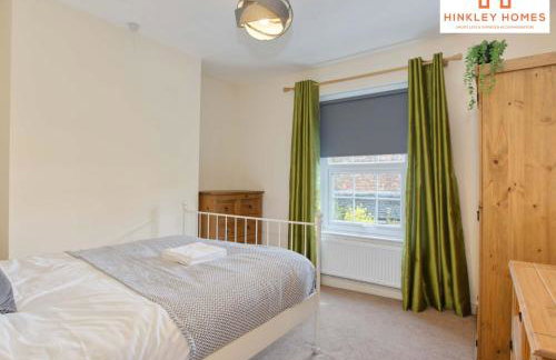 Centrally Tucked Away Private 4bed - Free parking! By Hinkley Homes Short Lets & Serviced Accommodation - Foto 31