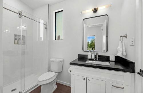 Tranquil Tiny Home Resort with Heated Pool & Goats near Houston, Hempstead Texas - Foto 10