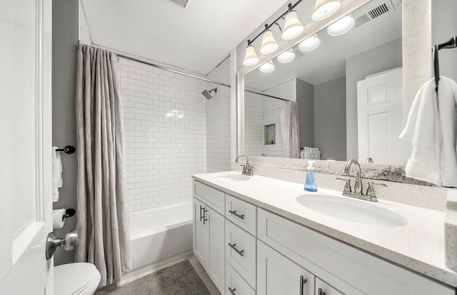 Beautiful Large Newly Renovated 5 Bedroom House - Foto 78