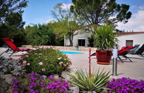 Tranquil Villa with Pool - Foto 15