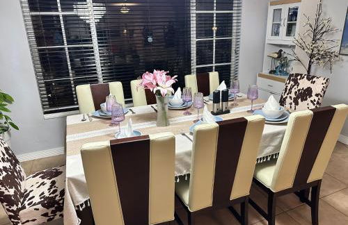 South Florida Spacious Oasis 4BR Retreat with 2 King Beds, Amazing Pool, near Beaches - Photo 30