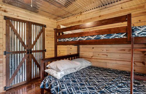 Rustic Barn Retreat w Hot Tub Game Room & FirePit - Photo 35