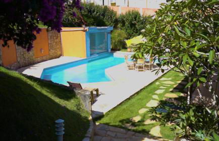 Belíssima Casa com extensa área externa - piscina, sauna, churrasqueira e campo de futebol - com 5 suítes e a 500 metros da Rua das Pedras - Foto 15