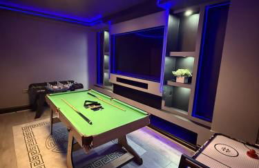 SK Stays Modern Luxury Home With Jacuzzi Bath & Cinema Room - Foto 12