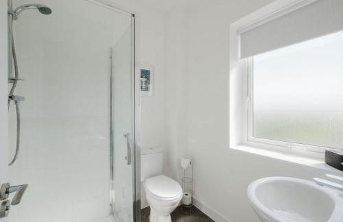 Modern and Comfortable Home away from Home - Photo 14