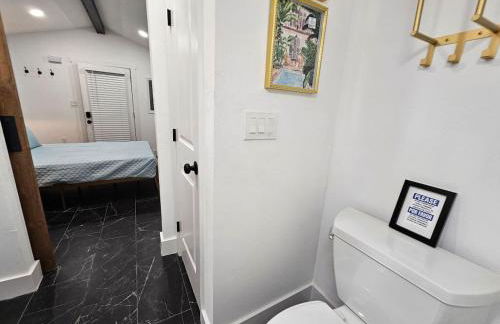 Comfy Tiny Home WP Large Private Deck Queen bed - Foto 25