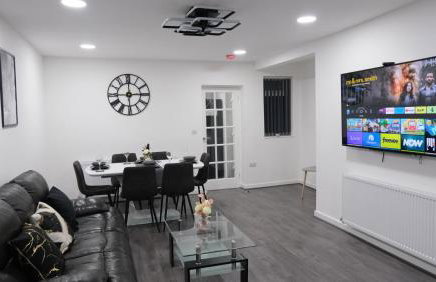ETIHCITY - 3 Bedroom Semi - Free Parking near Etihad Stadium, Tourist attractions, Manchester City Centre, Transport and Motorway Links next to McDonald's - Sky n Netflix - Foto 1