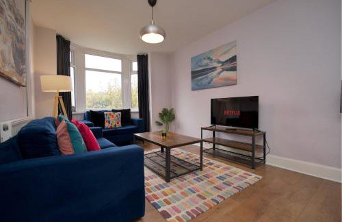 London Road Villa - Free Netflix, Private Parking, WiFi & Private Garden - Photo 3