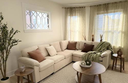 Stylish 3BR Revere Home Sleeps 8 Near Boston, Revere Beach and Airport - Foto 28