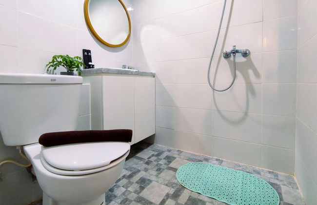 Fancy And Nice 1Br With Extra Room At Amartha View Apartment - Photo 12