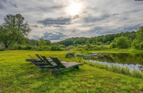 Chic Renovated Chalet with Private Pond - Foto 21