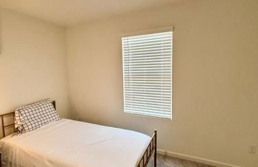 Cozy Modern Retreat, Comfortable and Spacious - Foto 8