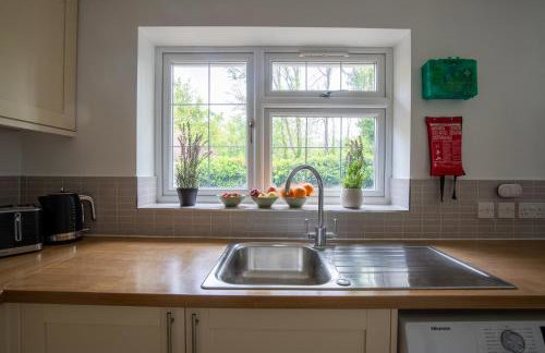Modern Detached 4-Bedroom 2-Bath Home, Guildford - Foto 24