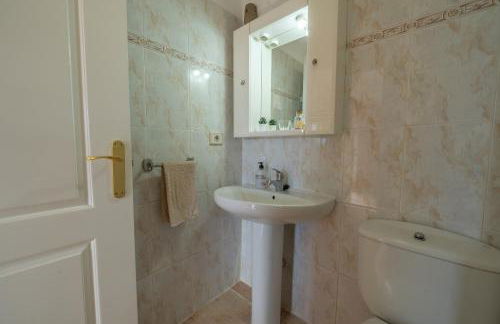 3BR Chalet Valley Moon-Seaviews, Terrace & Parking - Foto 26