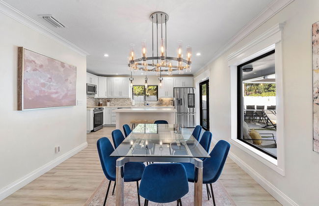 Coastal Retreat Stylish 4 BDR w/ Private Pool! - Foto 15