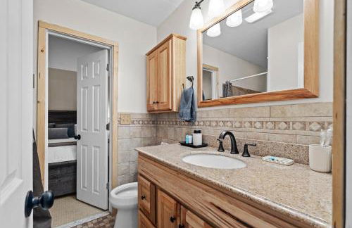 3BR Lake Luzerne Retreat with Game Room & Cozy Fire Pit - Foto 24