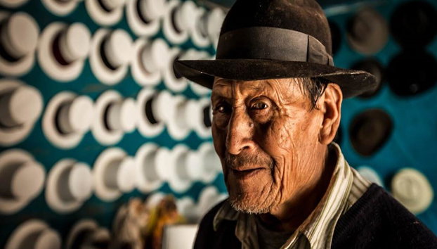 Taller de elaboración de sombreros andinos con artesanos locales en Maras - Foto 2