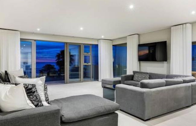 Large 9 Bedroom Villa in Camps Bay w Pool Apostles Views - Photo 11