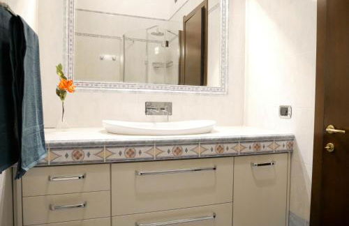 GuestHost - Raffaella splendido bilo x4 - Photo 24