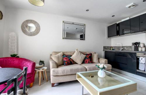 Beautiful 2 Bed House, Central spot with free parking - Foto 8