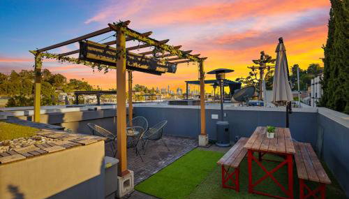 Chic Silver Lake Oasis with Breathtaking City Skyline Views, Private Rooftop & Garage - Foto 2